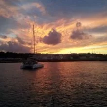 Catamaran ankert vor Rhodos im Sonnenuntergang
